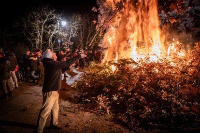 Una gran hoguera entorno a la cual los vecinos celebraron