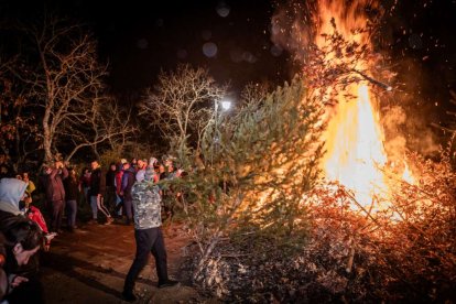Una gran hoguera entorno a la cual los vecinos celebraron