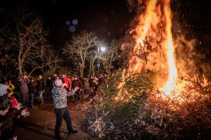 Una gran hoguera entorno a la cual los vecinos celebraron