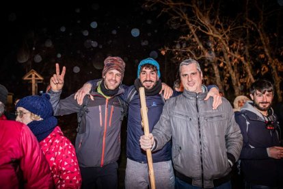Una gran hoguera entorno a la cual los vecinos celebraron