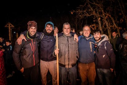 Una gran hoguera entorno a la cual los vecinos celebraron