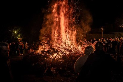 Una gran hoguera entorno a la cual los vecinos celebraron