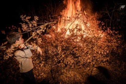 Una gran hoguera entorno a la cual los vecinos celebraron