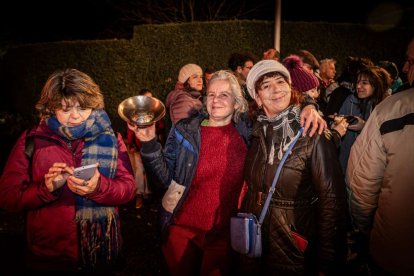 Una gran hoguera entorno a la cual los vecinos celebraron