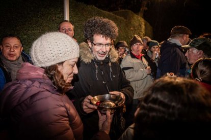 Una gran hoguera entorno a la cual los vecinos celebraron