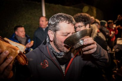 Una gran hoguera entorno a la cual los vecinos celebraron