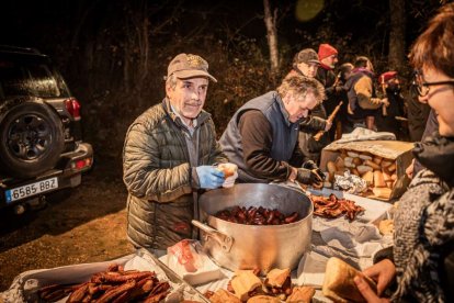 Una gran hoguera entorno a la cual los vecinos celebraron