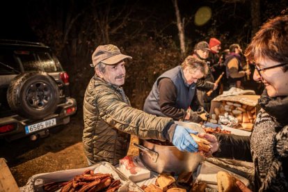 Una gran hoguera entorno a la cual los vecinos celebraron