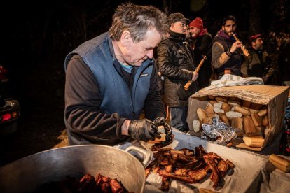Una gran hoguera entorno a la cual los vecinos celebraron