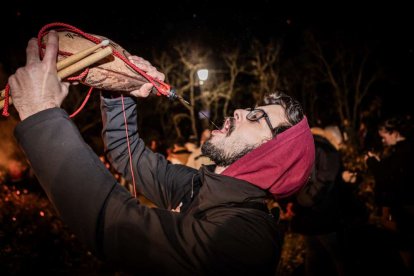 Una gran hoguera entorno a la cual los vecinos celebraron