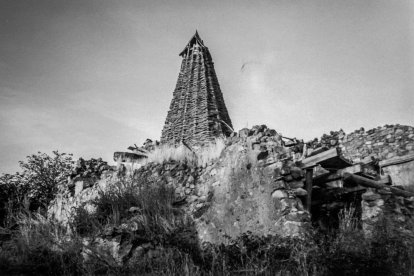 Chimenea pinariega en una vivienda de Canredondo de la Sierra