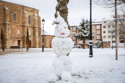 Acumulación de nieve en las calles y parques de Soria.