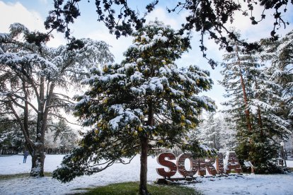 Acumulación de nieve en las calles y parques de Soria.