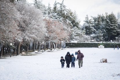 Acumulación de nieve en las calles y parques de Soria.