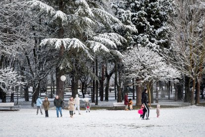 Acumulación de nieve en las calles y parques de Soria.