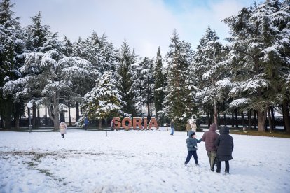 Acumulación de nieve en las calles y parques de Soria.