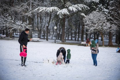 Acumulación de nieve en las calles y parques de Soria.