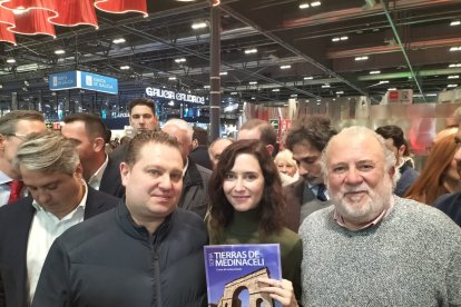 La presidenta de la Comunidad de Madrid, entre un concejal de Medinaceli (i) y el alcalde de Monteagudo (d).
