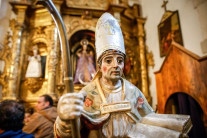 La tradición de Casarejos a golpe de palo y jotas.