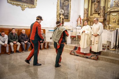 La tradición de Casarejos a golpe de palo y jotas.