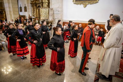 La tradición de Casarejos a golpe de palo y jotas.