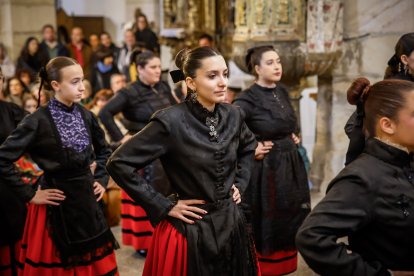 La tradición de Casarejos a golpe de palo y jotas.