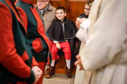 La tradición de Casarejos a golpe de palo y jotas.