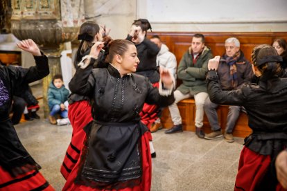 La tradición de Casarejos a golpe de palo y jotas.