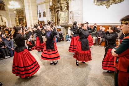 La tradición de Casarejos a golpe de palo y jotas.