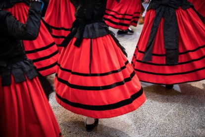 La tradición de Casarejos a golpe de palo y jotas.