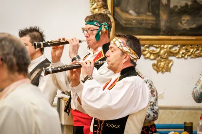 La tradición de Casarejos a golpe de palo y jotas.