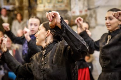 La tradición de Casarejos a golpe de palo y jotas.