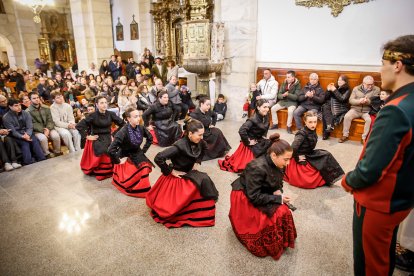 La tradición de Casarejos a golpe de palo y jotas.