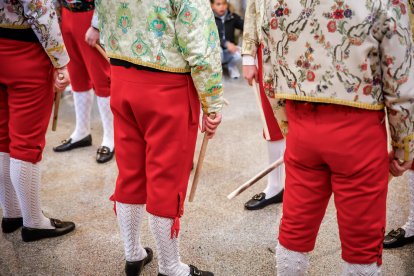 La tradición de Casarejos a golpe de palo y jotas.