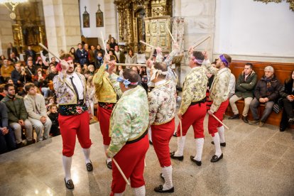 La tradición de Casarejos a golpe de palo y jotas.