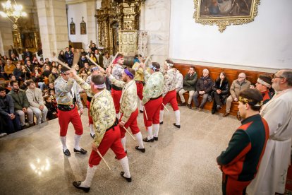 La tradición de Casarejos a golpe de palo y jotas.