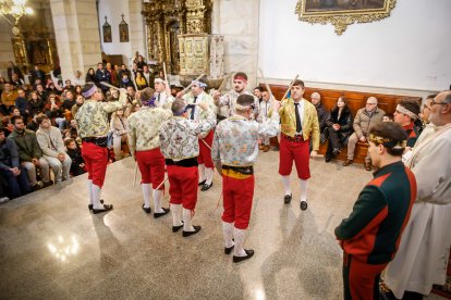La tradición de Casarejos a golpe de palo y jotas.