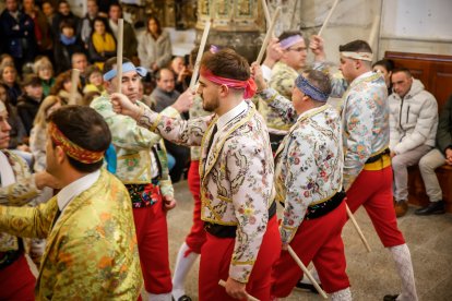 La tradición de Casarejos a golpe de palo y jotas.