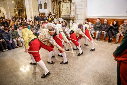 La tradición de Casarejos a golpe de palo y jotas.