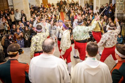 La tradición de Casarejos a golpe de palo y jotas.