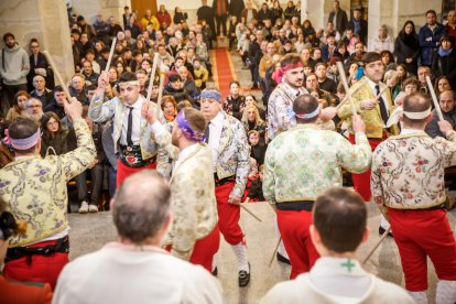 La tradición de Casarejos a golpe de palo y jotas.