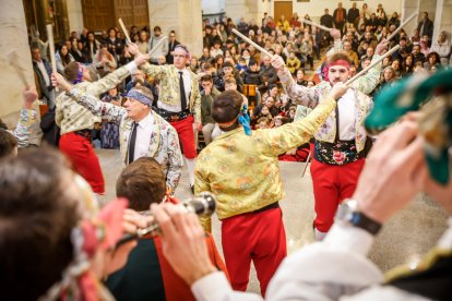 La tradición de Casarejos a golpe de palo y jotas.