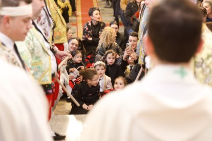 La tradición de Casarejos a golpe de palo y jotas.