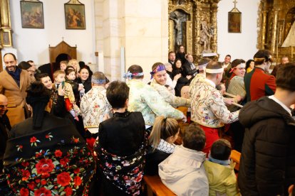 La tradición de Casarejos a golpe de palo y jotas.