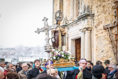 La tradición de Casarejos a golpe de palo y jotas.