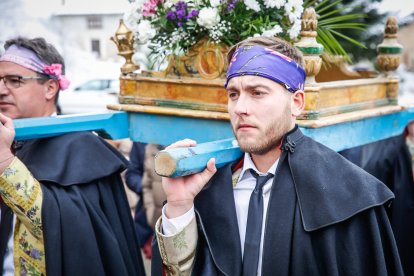 La tradición de Casarejos a golpe de palo y jotas.