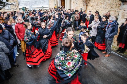 La tradición de Casarejos a golpe de palo y jotas.