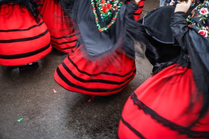 La tradición de Casarejos a golpe de palo y jotas.