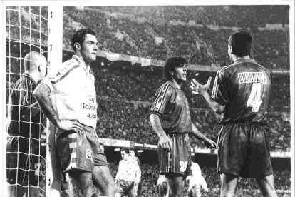 Bedia en el partido en el Camp Nou junto a De la Peña Nadal y Guardiola.