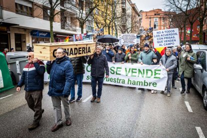 Tractores y un nutrido grupo de personas salieron a protestar en una lluviosa mañana